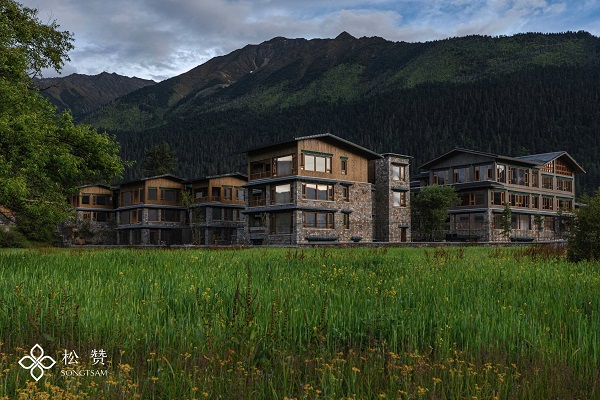 红桃国际嘉盛为藏地松赞绿色酒店提供光伏绿建产品